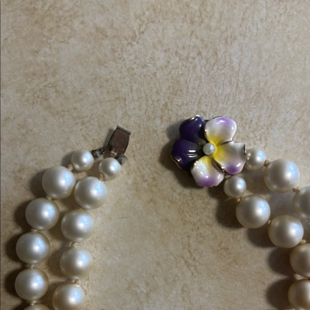 Elegant Faux Pearl Necklace with Floral Accent Vintage - Picture 2 of 7